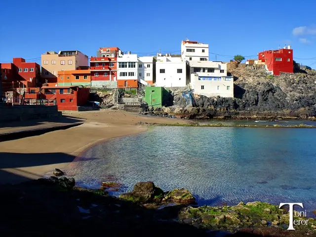 Playa Dos Roques beach in Gran Canaria with surfable water conditions