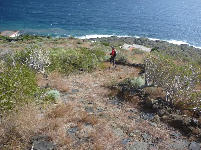 Playa de los Cardones beach in El Hierro with moderate water conditions