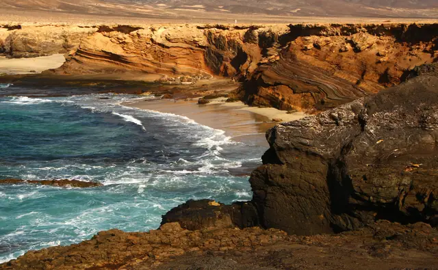 Playa de los Ojos beach in Fuerteventura with surfable water conditions