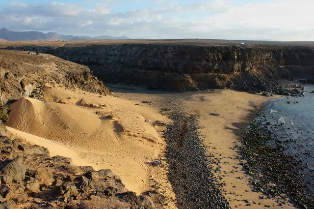Playa de Esquinzo beach in Fuerteventura with surfable water conditions