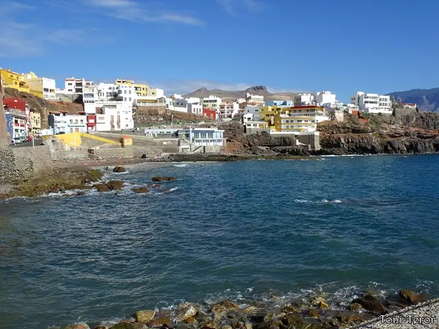 Playa El Muelle beach in Gran Canaria with calm water conditions