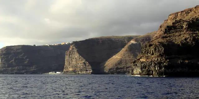 Playa de la Rajita beach in La Gomera, featuring a pebbly shoreline with moderate water conditions