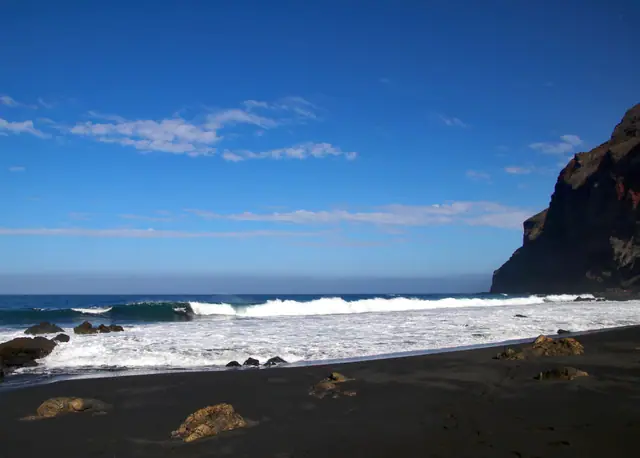 Playa del Inglés beach in La Gomera with moderate water conditions