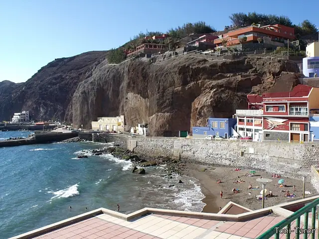 Playa de Sardina beach in Gran Canaria, featuring a sandy shoreline with surfable water conditions