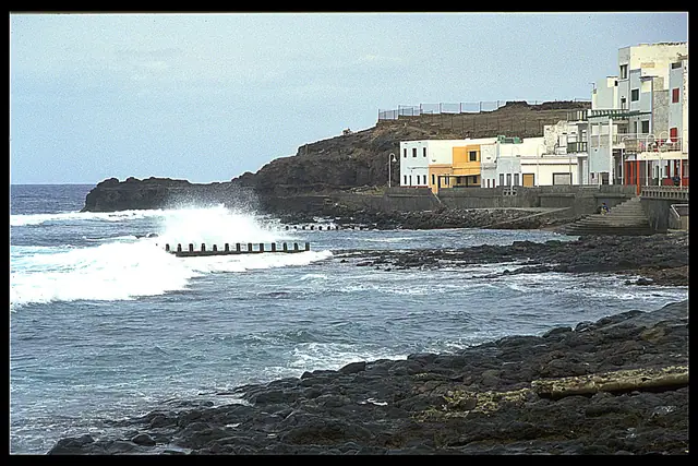 Playa el Agujero beach in Gran Canaria with wavy water conditions