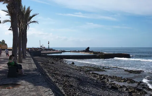 Playa del Búnker beach in Tenerife with moderate water conditions