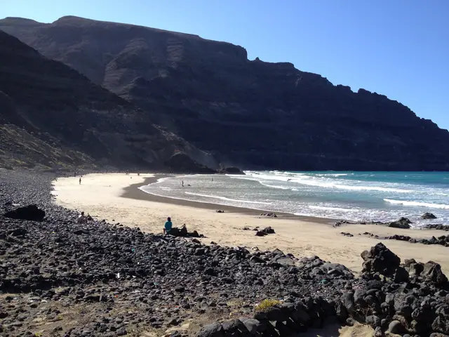 Playa de La Cantería beach in La Graciosa with moderate water conditions