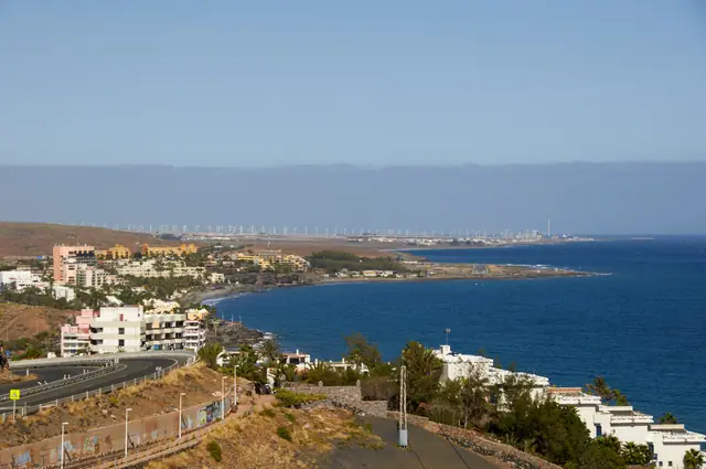 Playa El Pirata beach in Gran Canaria with calm water conditions
