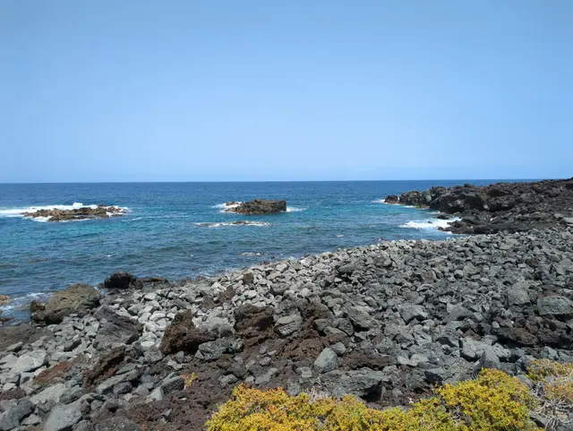 Caleta del Mariscadero beach in Lanzarote with wavy water conditions