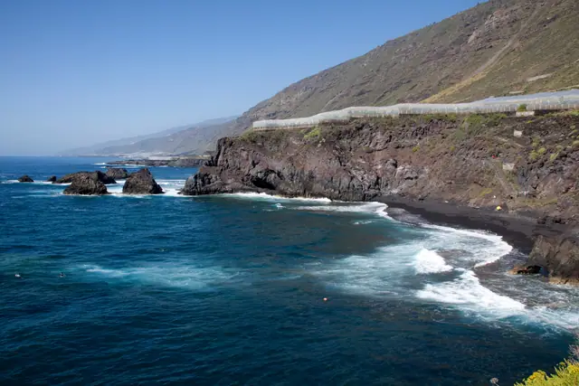 Playa de la Zamora Chica beach in La Palma with moderate water conditions