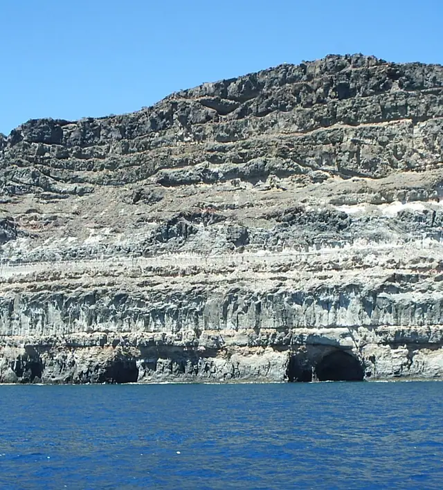 Playa Cruz de Piedra beach in Gran Canaria, featuring a pebbly shoreline with moderate water conditions
