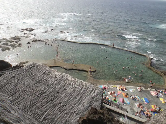 Callao de Méndez beach in Tenerife, featuring a pebbly shoreline with moderate water conditions