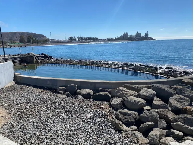 Playa las Marañuelas beach in Gran Canaria with calm water conditions