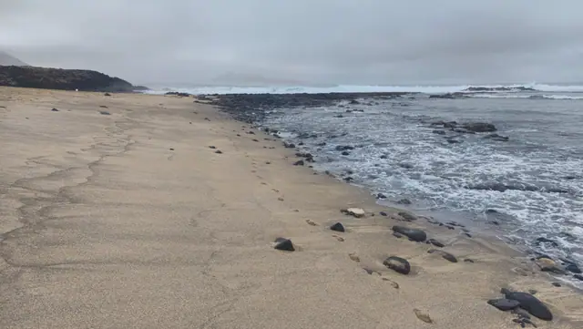 Playa Baja del Ganado beach in La Graciosa with moderate water conditions